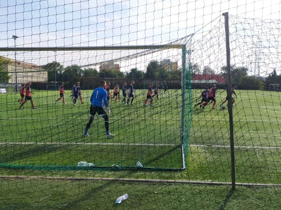 Rewelacyjny beniaminek wciąż wygrywa. Grała IV liga