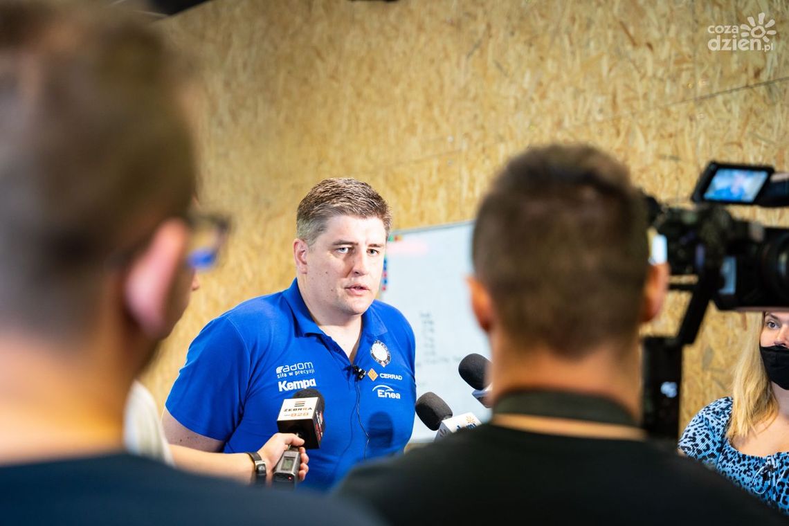 Robert Prygiel, trener Cerradu Enei Czarnych Radom w studiu lokalnym Radia Rekord