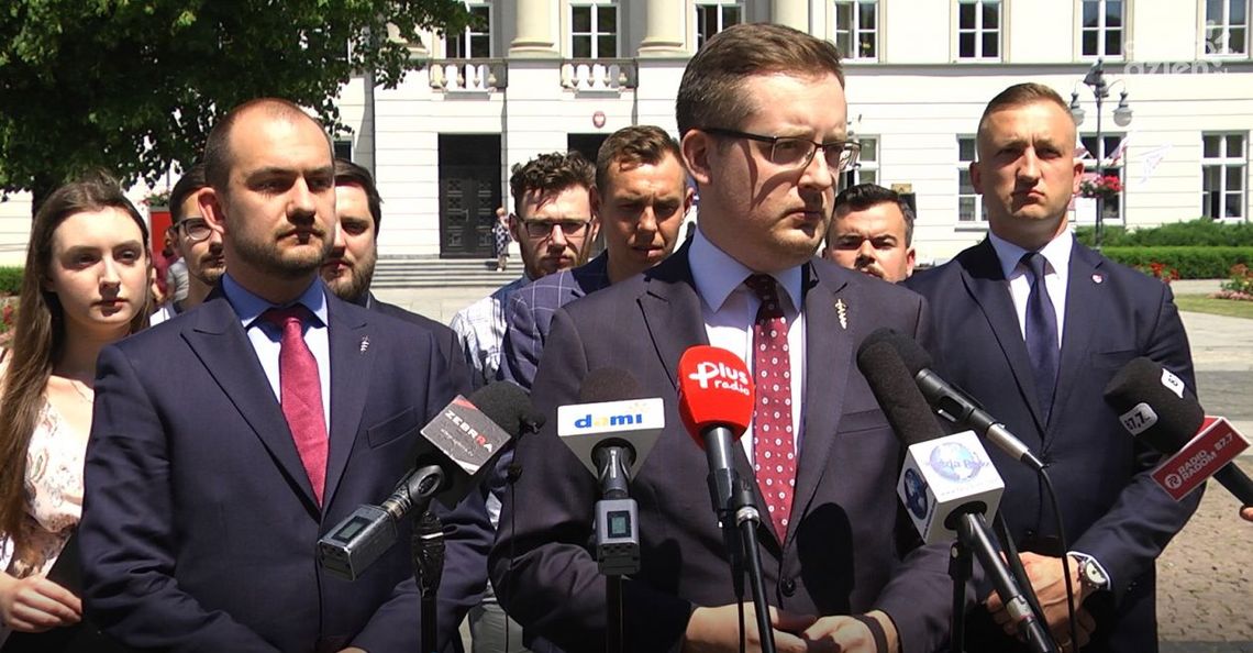 Robert Winnicki: Pan prezydent może postawić ten "szajs" w ogródku lub w stodole