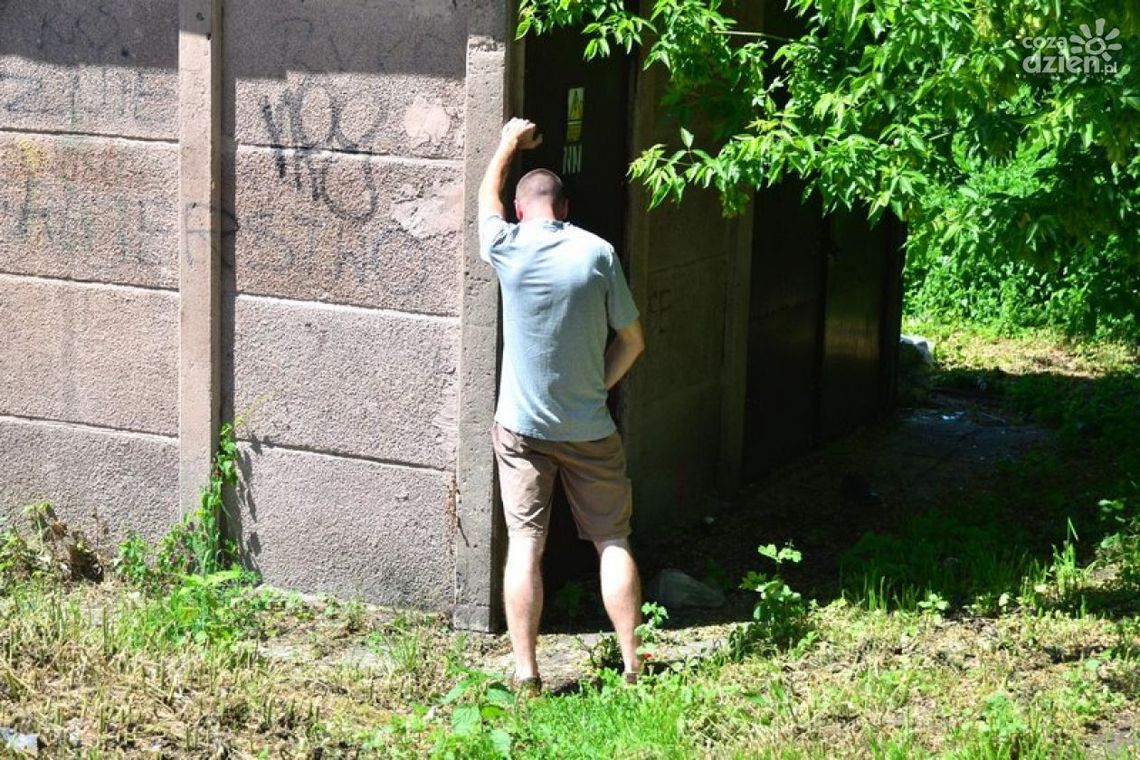 Robią sobie toalety z ulic