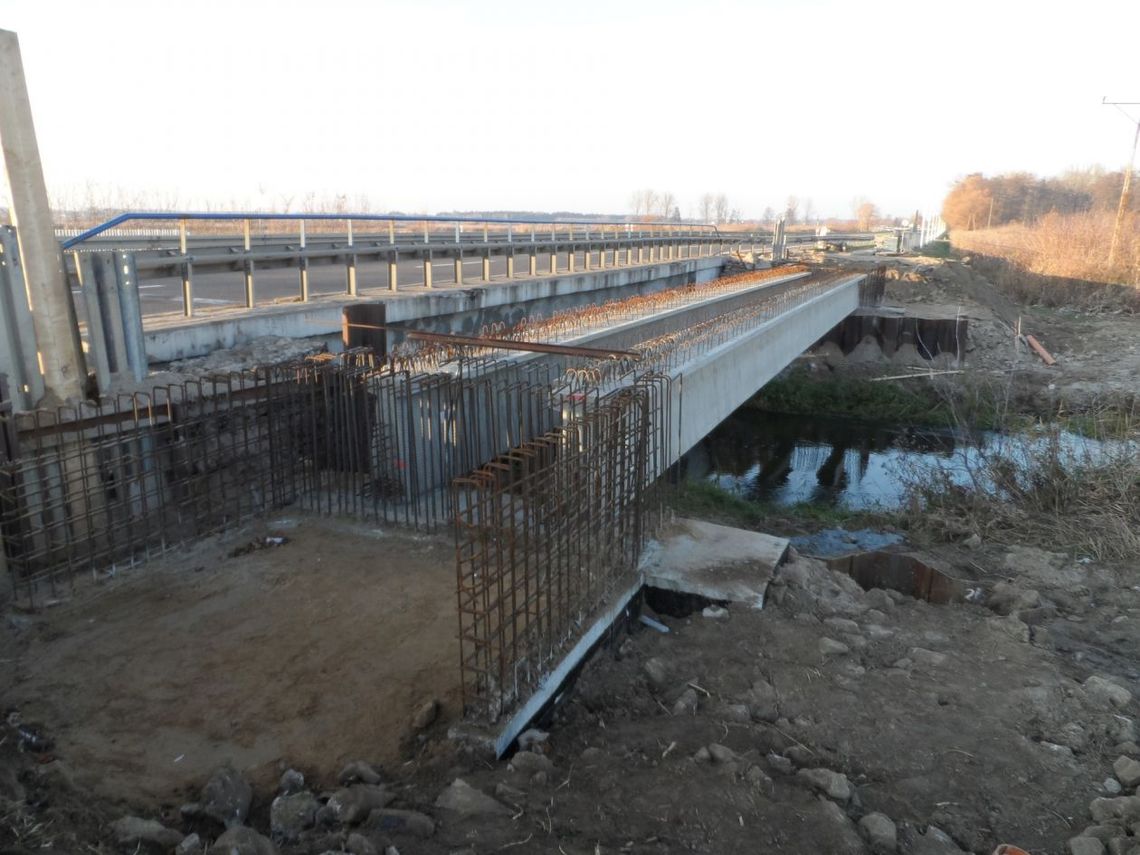 Robili oświetlenie na kładce. Uszkodzili ścieżkę Robili oświetlenie na kładce. Uszkodzili ścieżkę