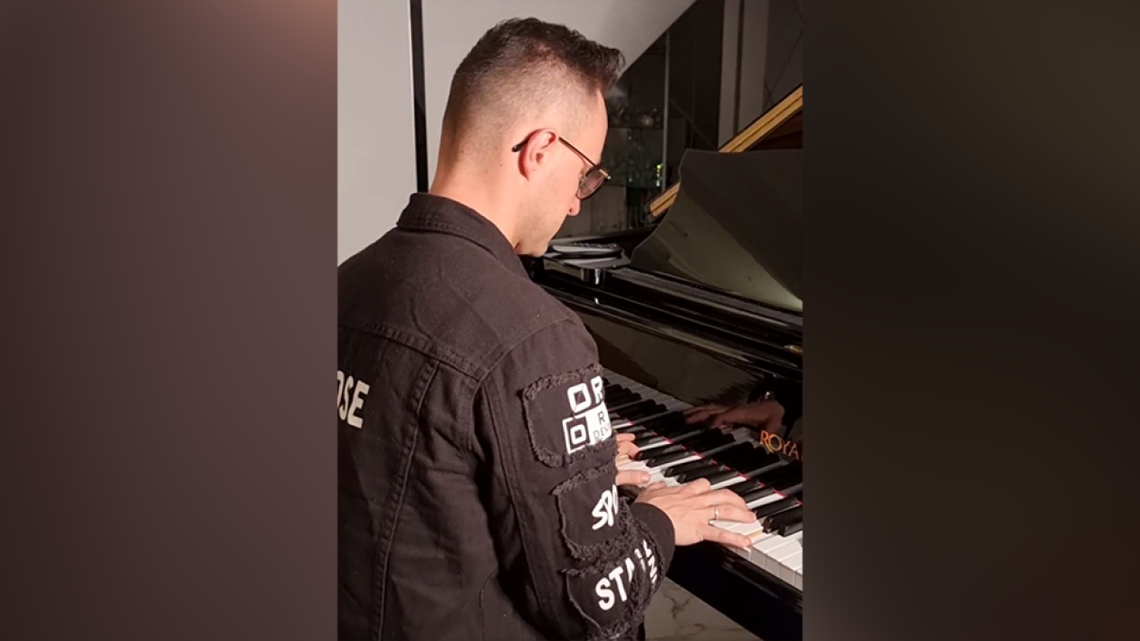 Rocznica śmierci Jana Pawła II. Wyjątkowa "Barka" w wykonaniu Jakuba Urbańskiego 