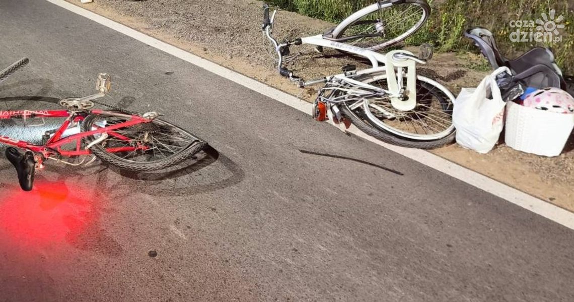 Rodzina jadąca rowerami potrącona przez samochód w Wierzbicy. Dwoje dzieci trafiło do szpitala