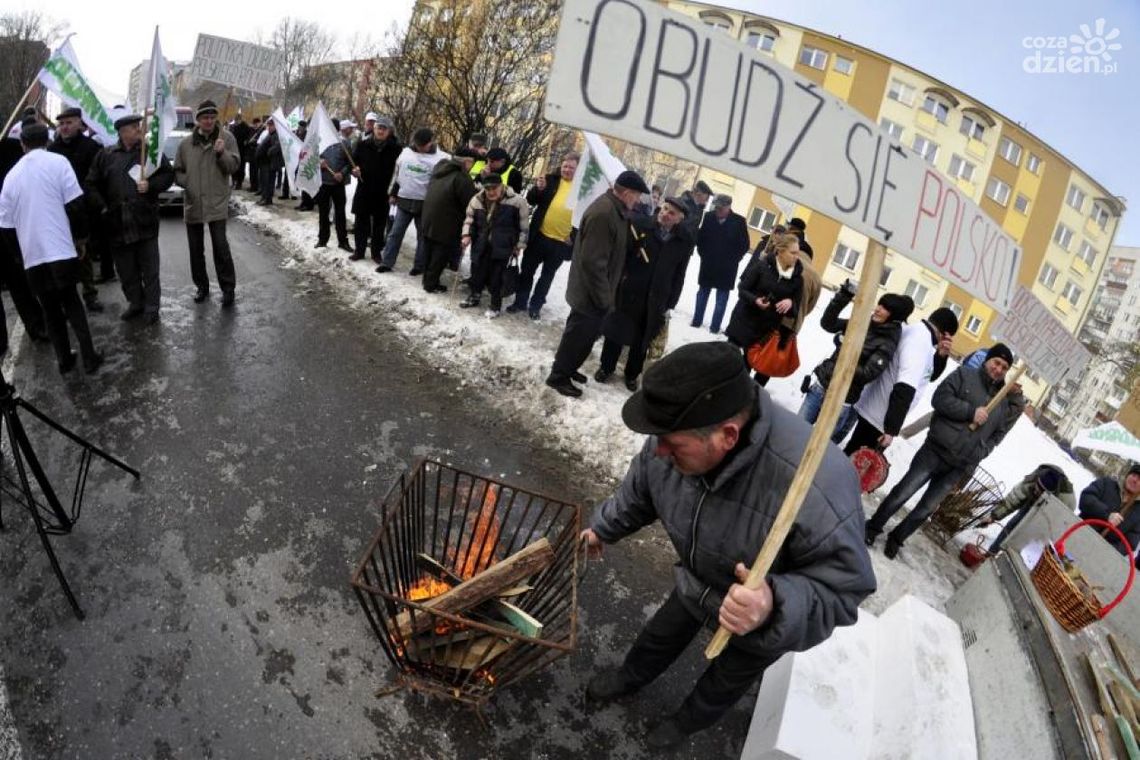 Rolnicy protestowali pod biurem Ewy Kopacz