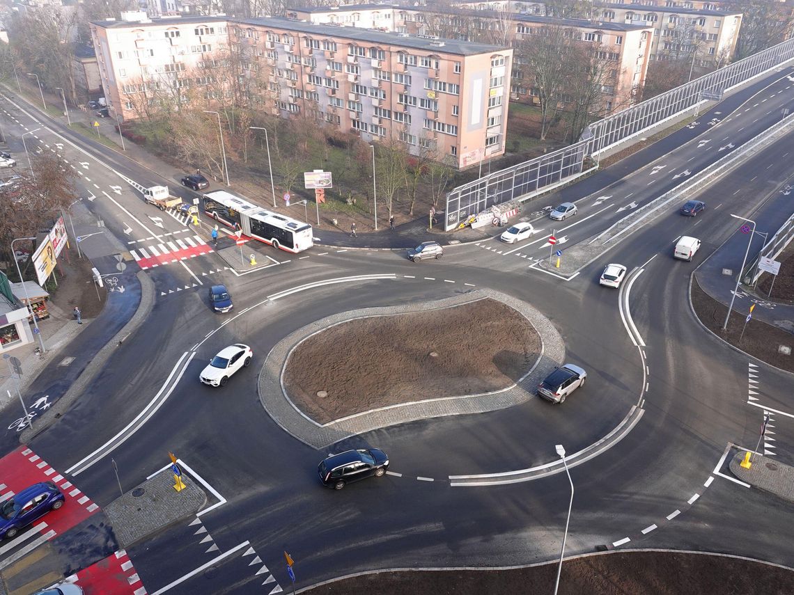 Rondo na skrzyżowaniu ul. Żeromskiego i Zbrowskiego otwarte Rondo na skrzyżowaniu ul. Żeromskiego i Zbrowskiego otwarte