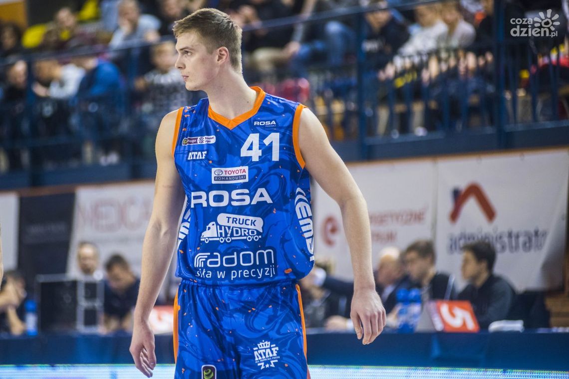 ROSA jedzie do jaskini lwa ROSA jedzie do jaskini lwa