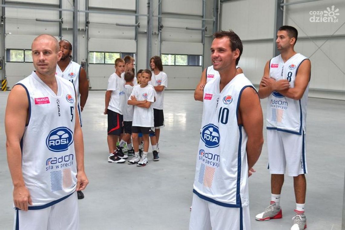 ROSA pozowała do zdjęć. Niecodzienna sesja koszykarzy