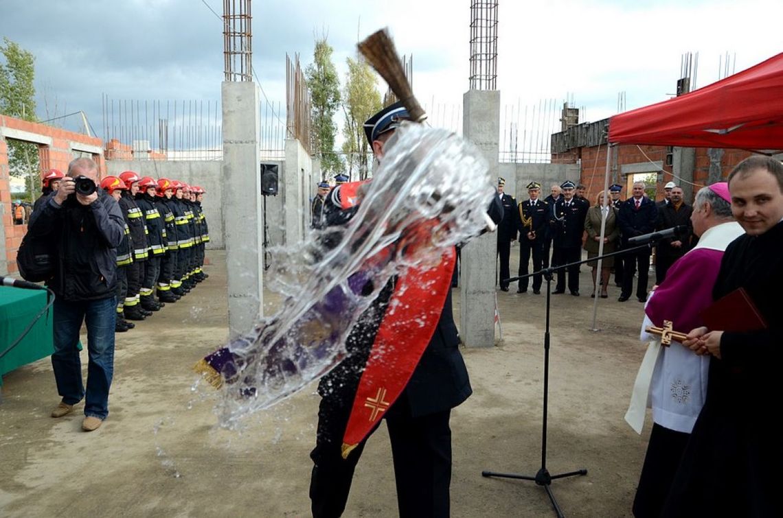 Rośnie potężna strażacka strażnica