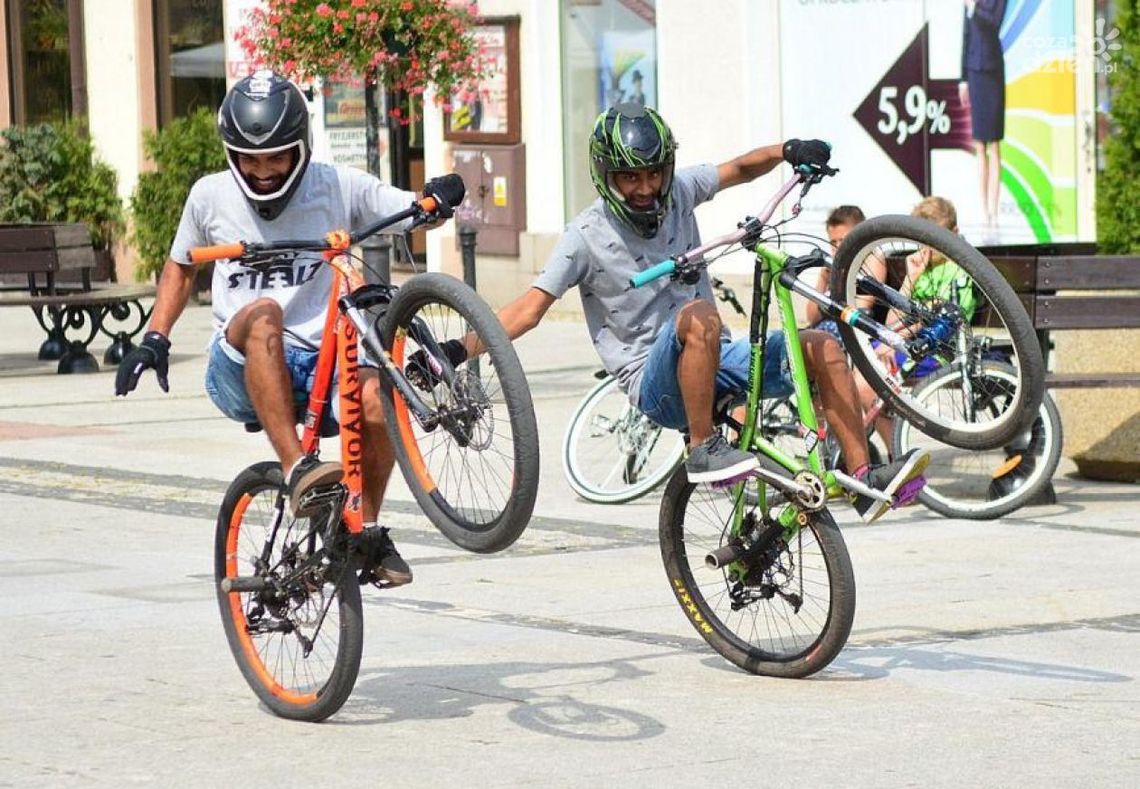 Rowerowi akrobaci na deptaku