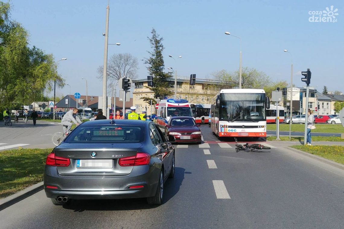 Rowerzystka potrącona na Okulickiego