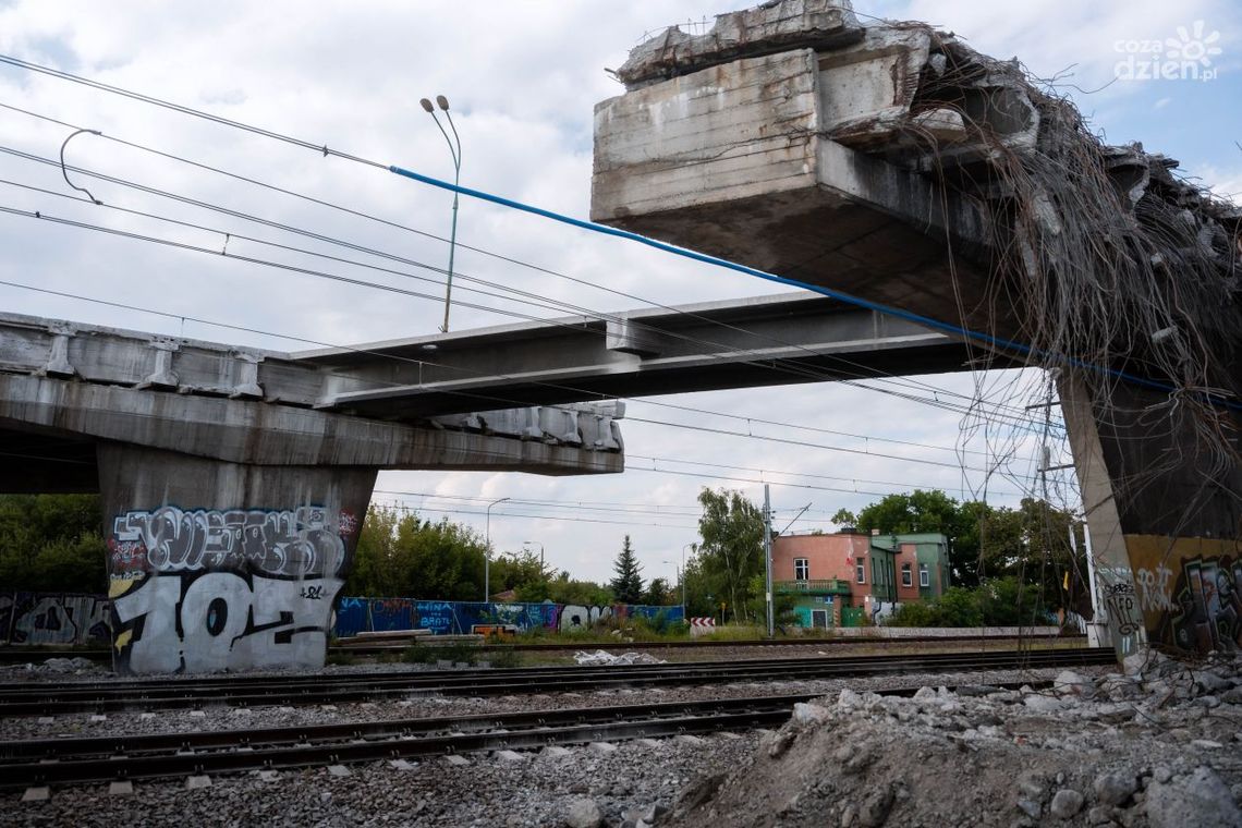 Rozbiórka wiaduktu postępuje zgodnie z planem