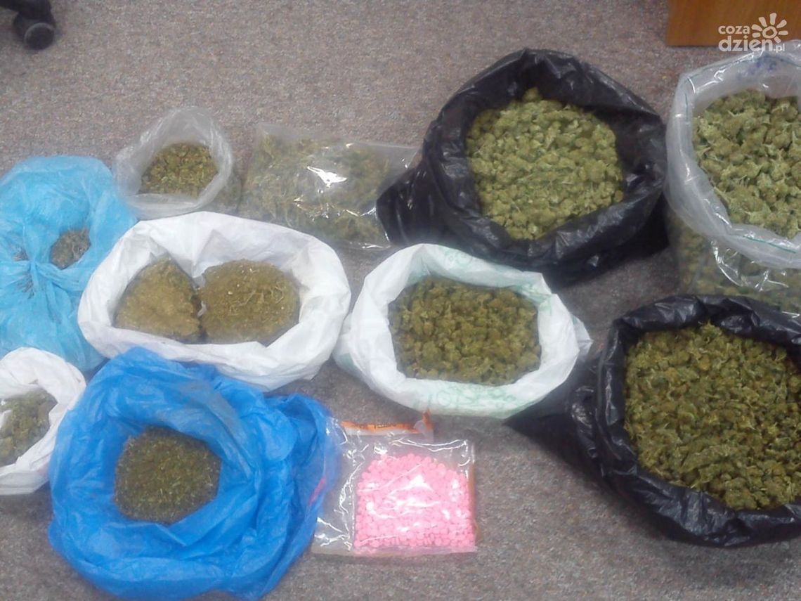 Rozbita grupa przestępcza. Broń i setki tabletek ekstazy Rozbita grupa przestępcza. Broń i setki tabletek ekstazy