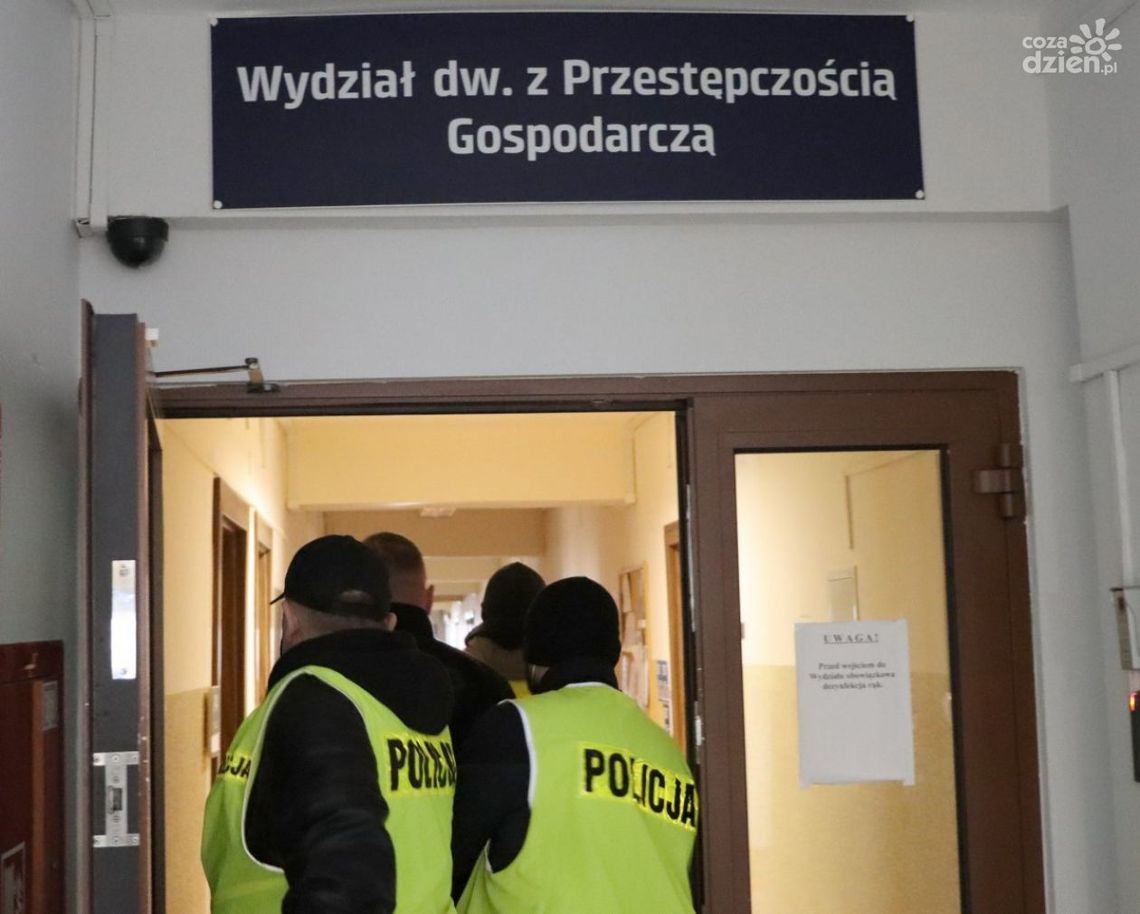 Rozbito grupę przestępczą. Sprowadzali luksusowe auta i nie płacili podatków 