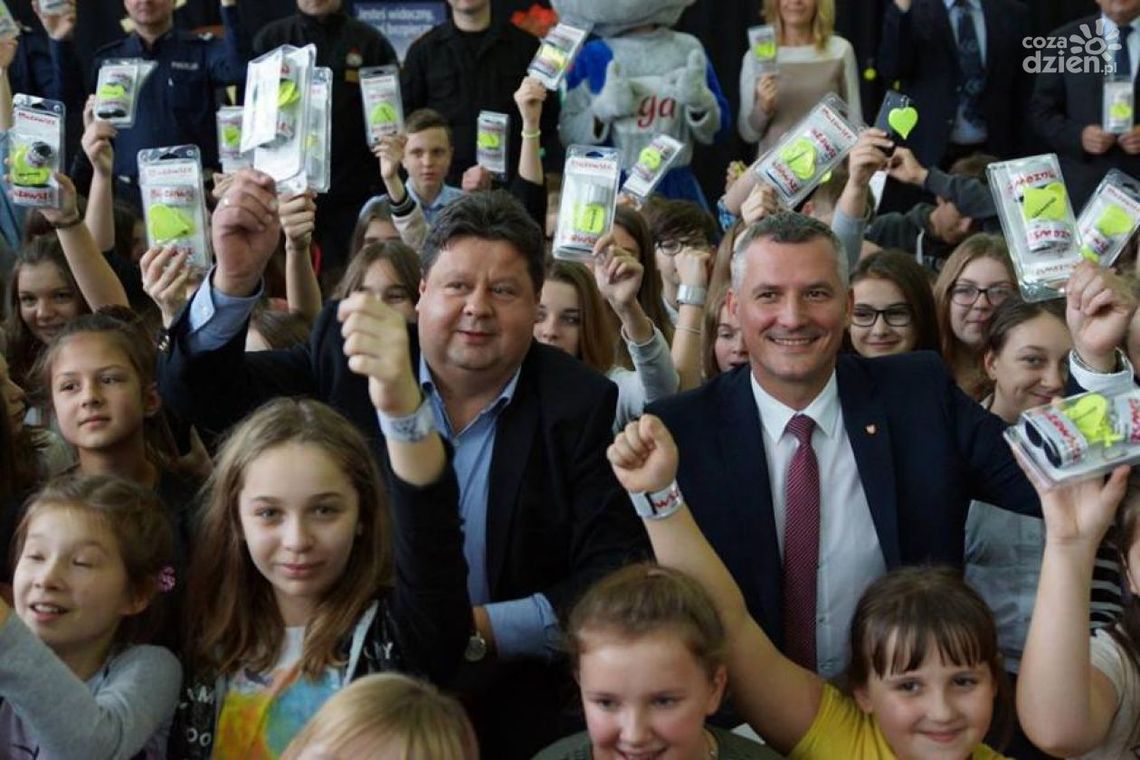 Rozdali tysiące odblasków