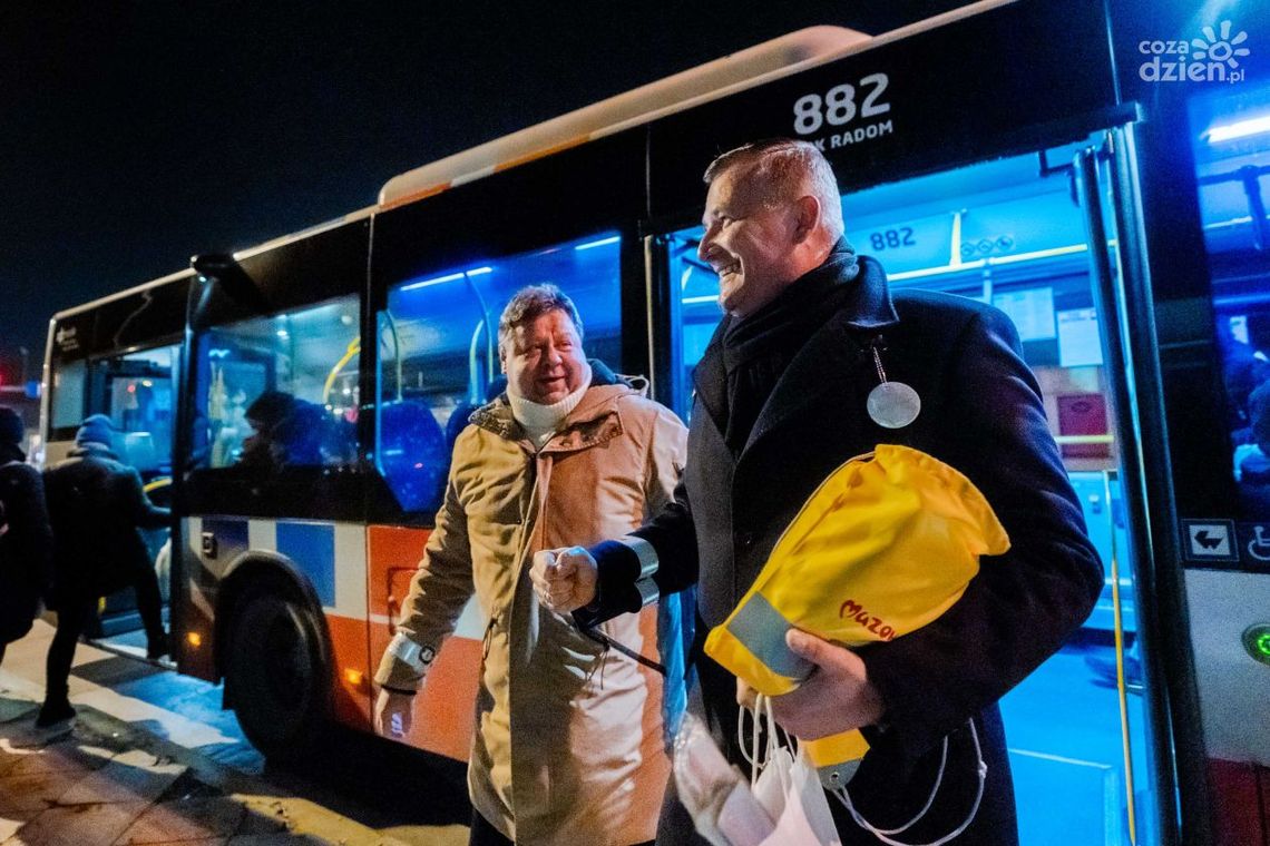 Rozdawali odblaski w autobusach miejskich