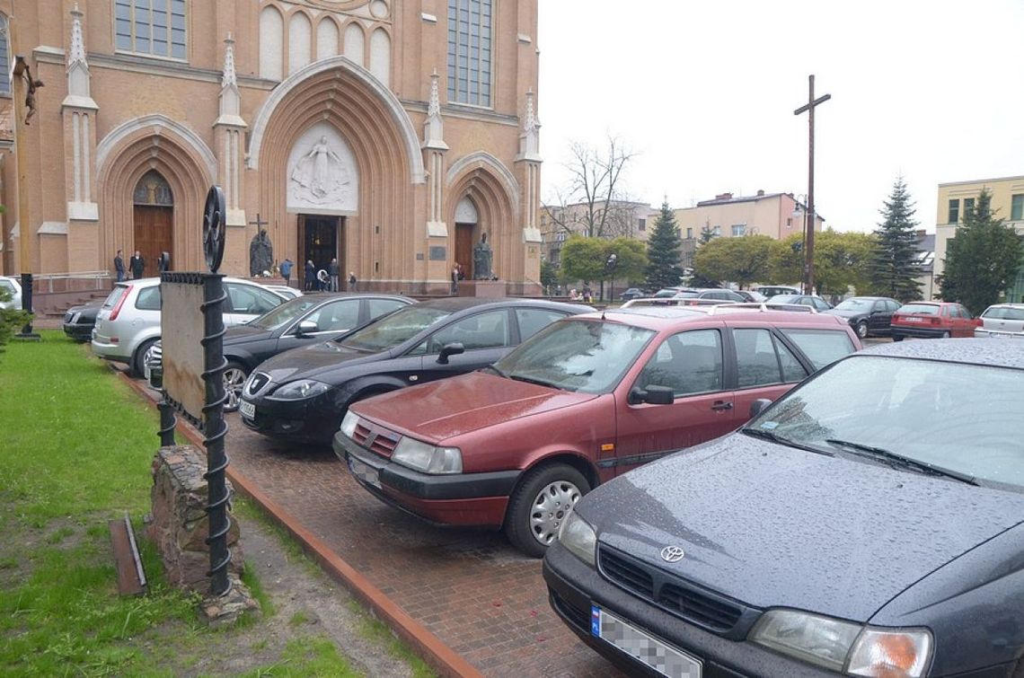 Rozjeżdżają nowy plac przed katedrą!