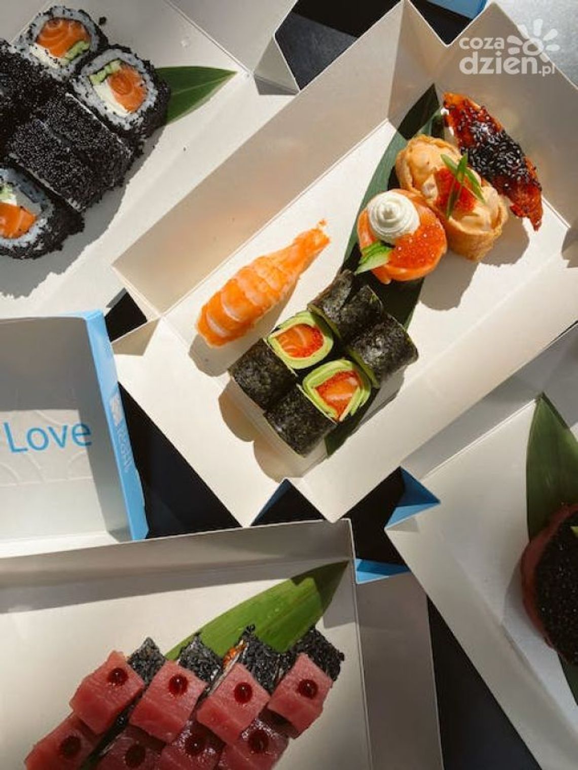 Różne rodzaje pojemników na sushi, pizzę czy sałatkę