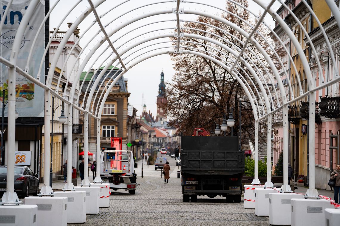 Rozpoczął się montaż tunelu świetlnego na ul. Żeromskiego w Radomiu