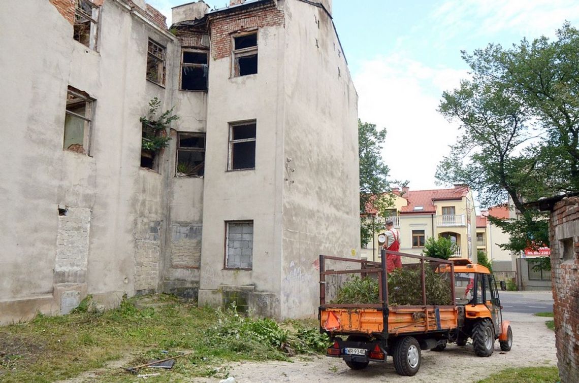 Rudera przy Reja stoi, ale teren wokół uprzątnięto
