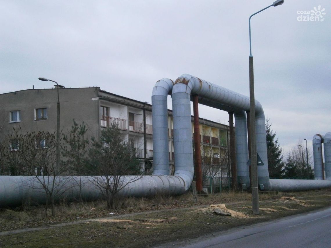 Rury ciepłownicze przy ul. Energetyków straszą Rury ciepłownicze przy ul. Energetyków straszą