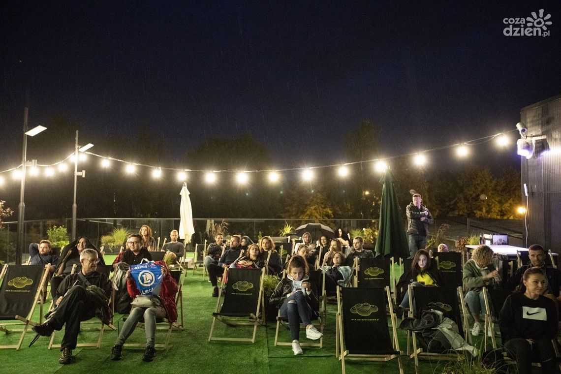 Rusza kino na leżakach. Elektrownia zaprasza na pierwszy seans Rusza kino na leżakach. Elektrownia zaprasza na pierwszy seans