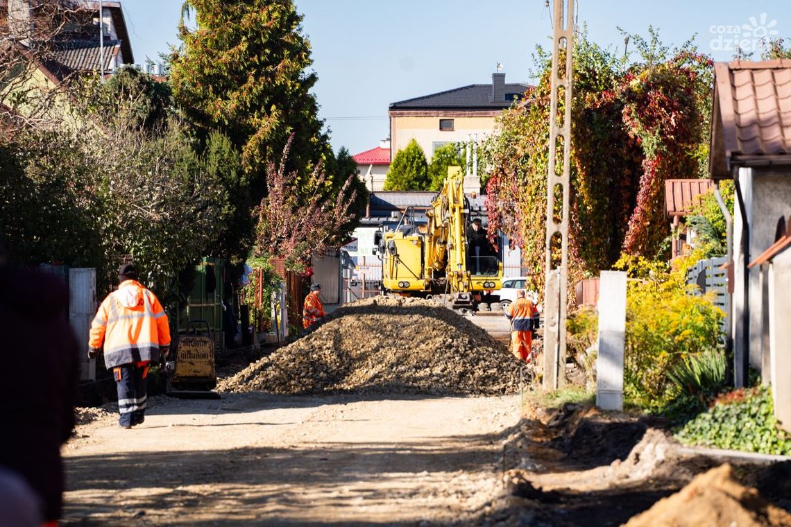 Ruszyły prace na ul. Równej. Powstanie tam asfalt