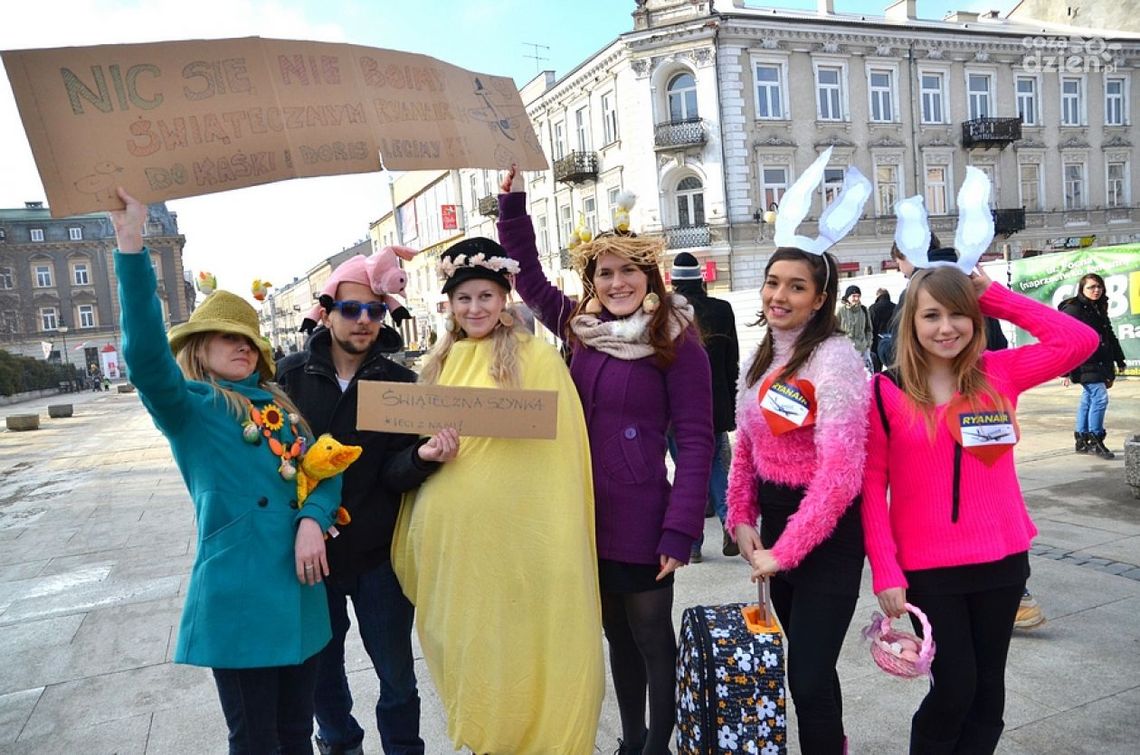 Ryanair rozdał bilety  lotnicze na deptaku