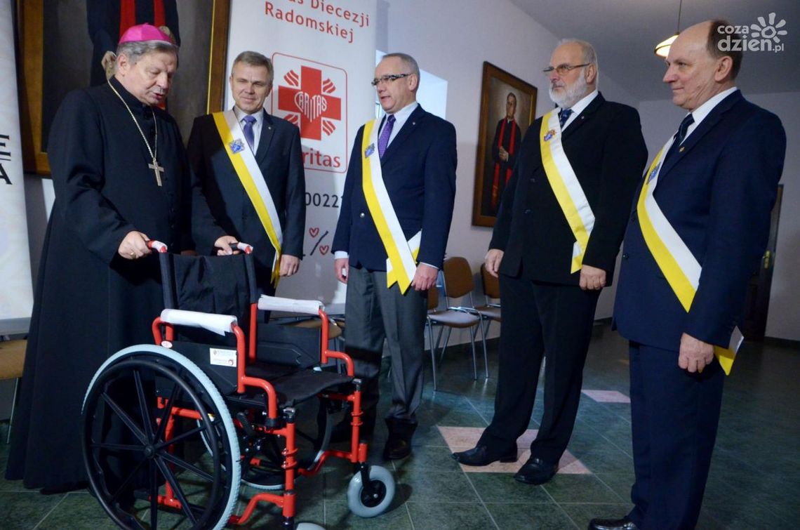 Rycerze Kolumba przekazali wózki inwalidzkie