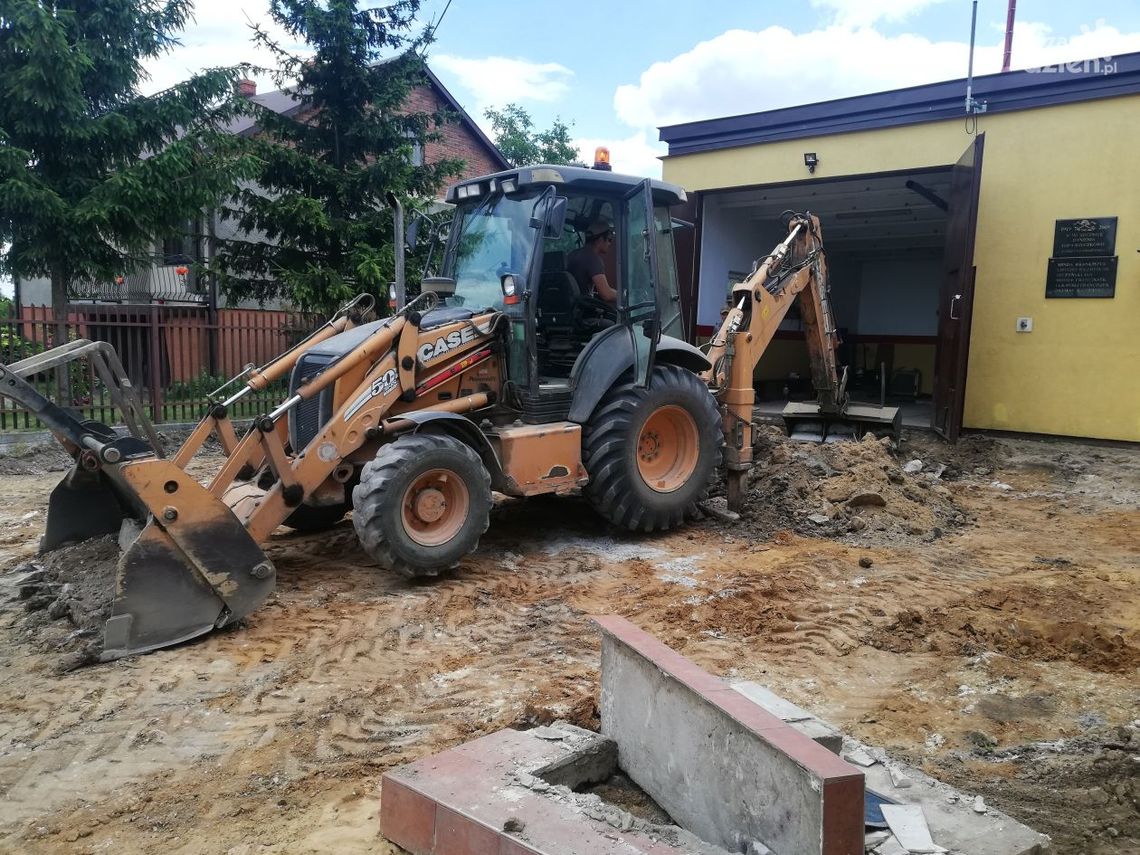 Rzeczków. Utwardzają plac przy OSP