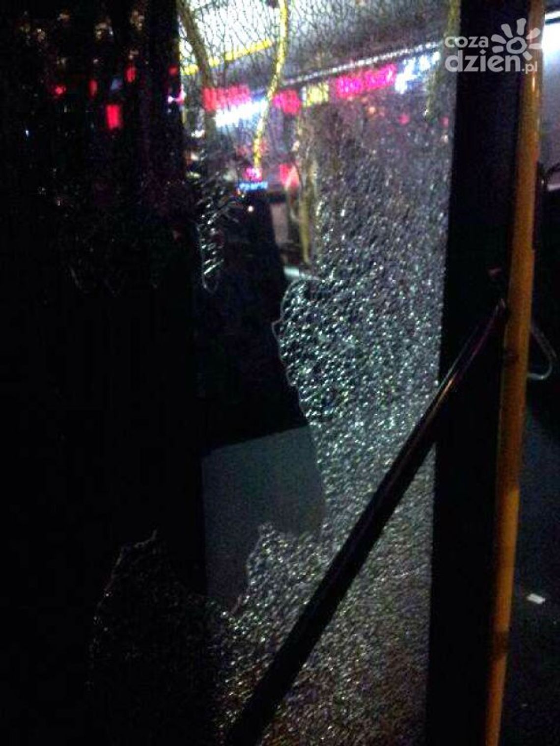 Rzucali śnieżkami, zniszczyli autobus