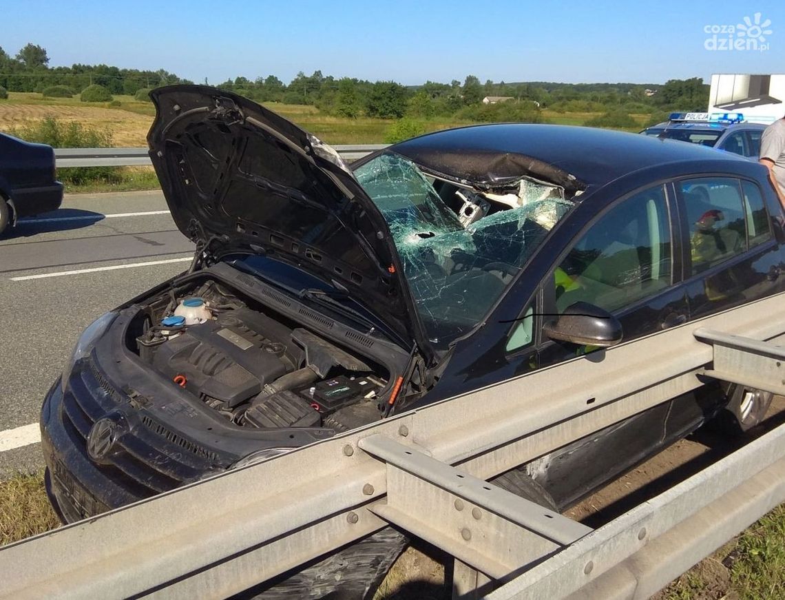 S7. Barierka wpadła do auta i raniła osoby