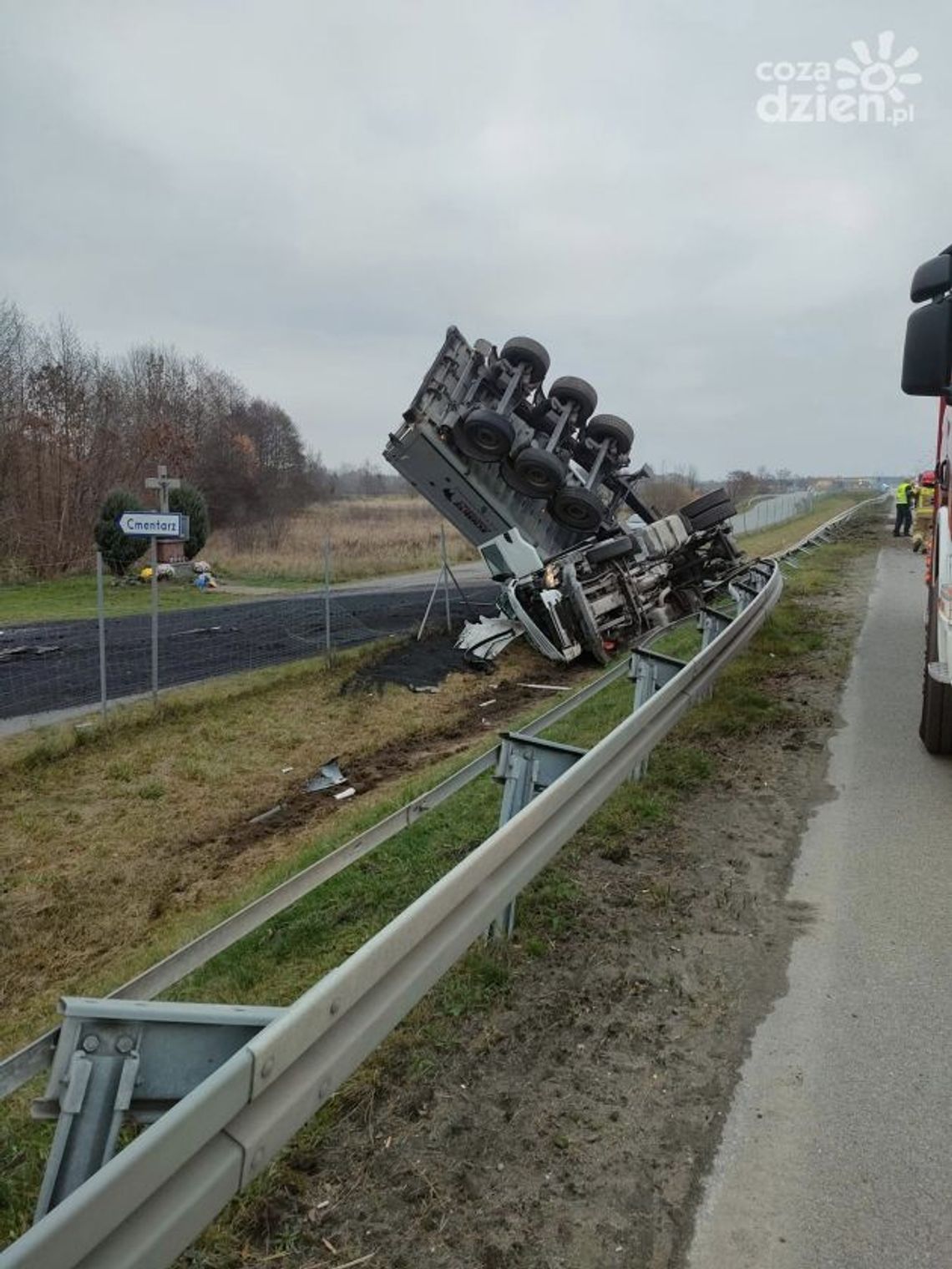 S7. Ciężarówka w rowie