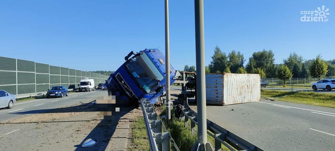 S7 do Warszawy zablokowana. Wystrzeliła opona