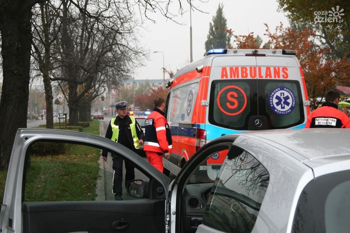 Samochód potrącił kobietę na pasach! Samochód potrącił kobietę na pasach!