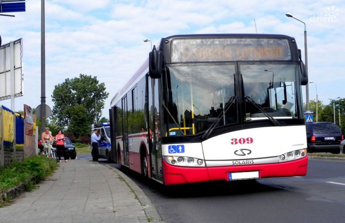 Samochód wjechał w autobus