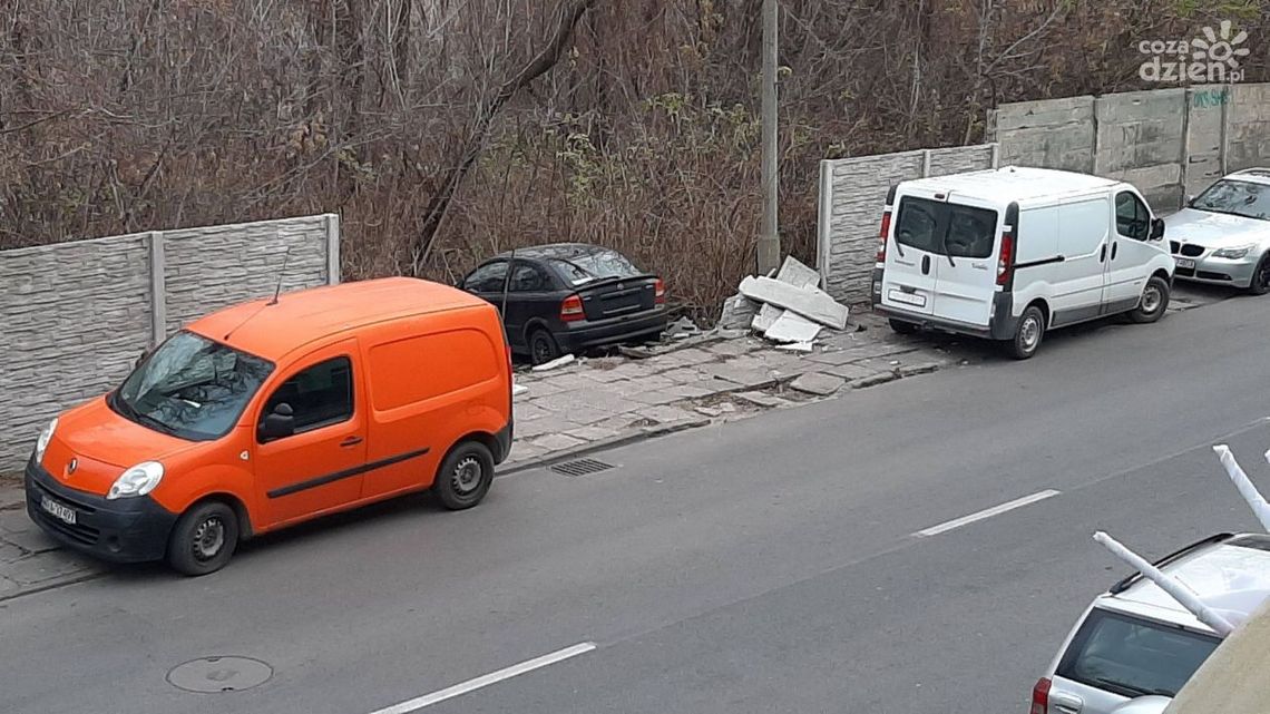 Samochód wjechał w ogrodzenie przy ul. Mazowieckiego