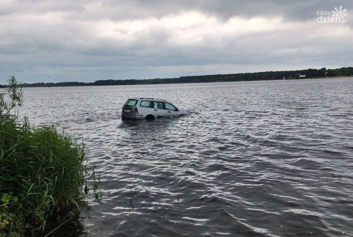 Samochód wpadł do Zalewu Domaniowskiego! [FOTO/WIDEO]