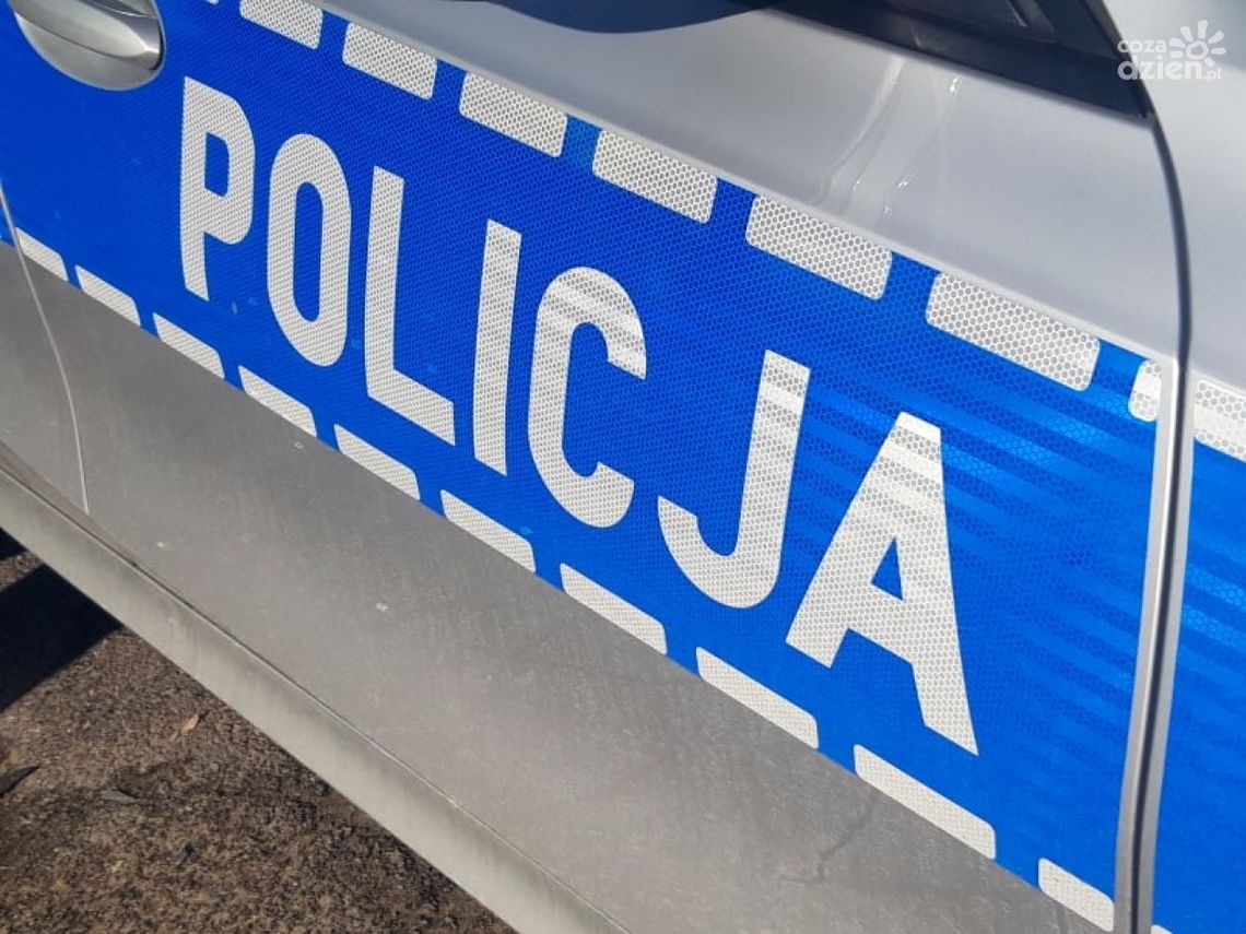 Samochód wpadł w poślizg. Trzy osoby trafiły do szpitala