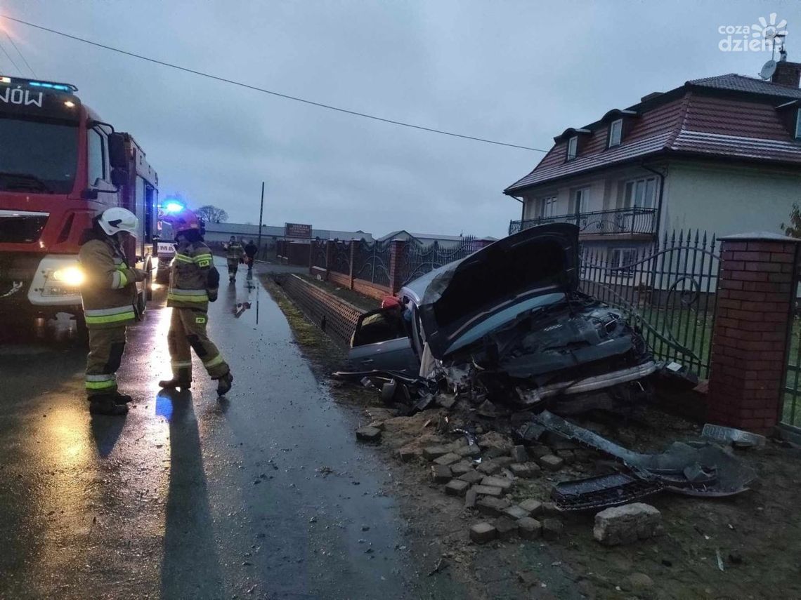 Samochód wypadł z drogi i uderzył w betonowy przepust 