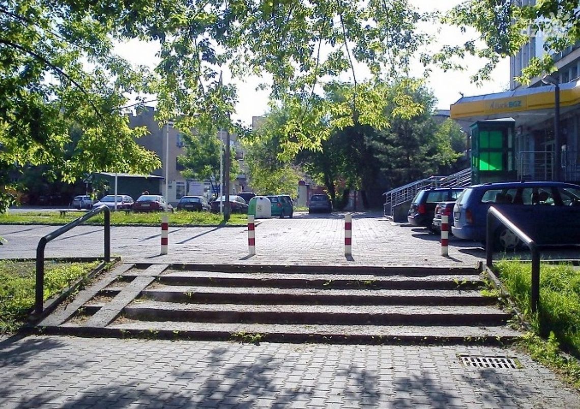 Samochody nie blokują schodów Samochody nie blokują schodów