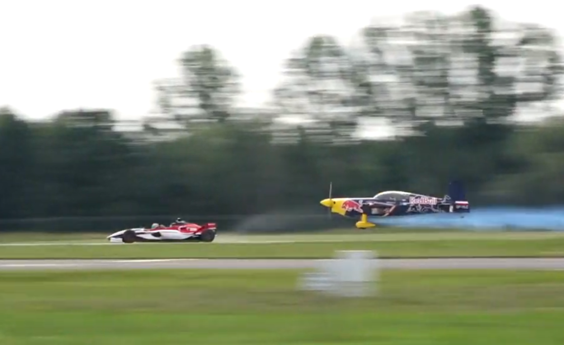 Samolot kontra bolid F1. Kto wygrał? [wideo]