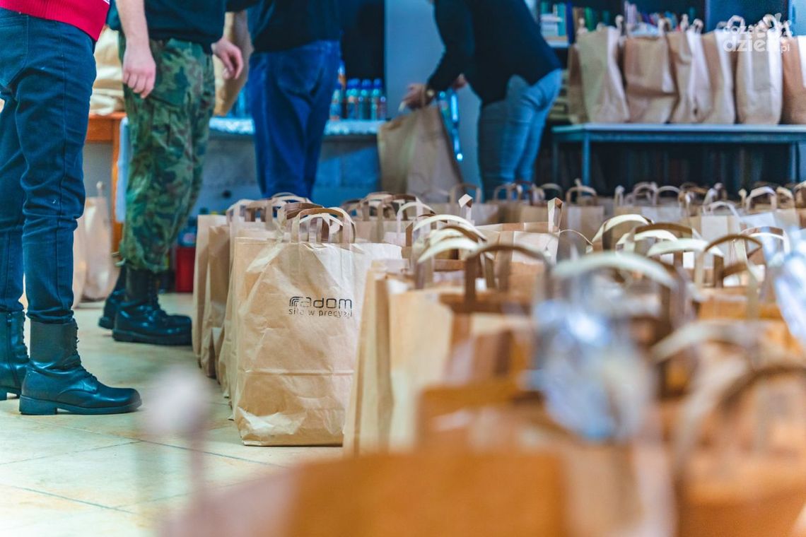 Samotni i potrzebujący otrzymali świąteczne paczki