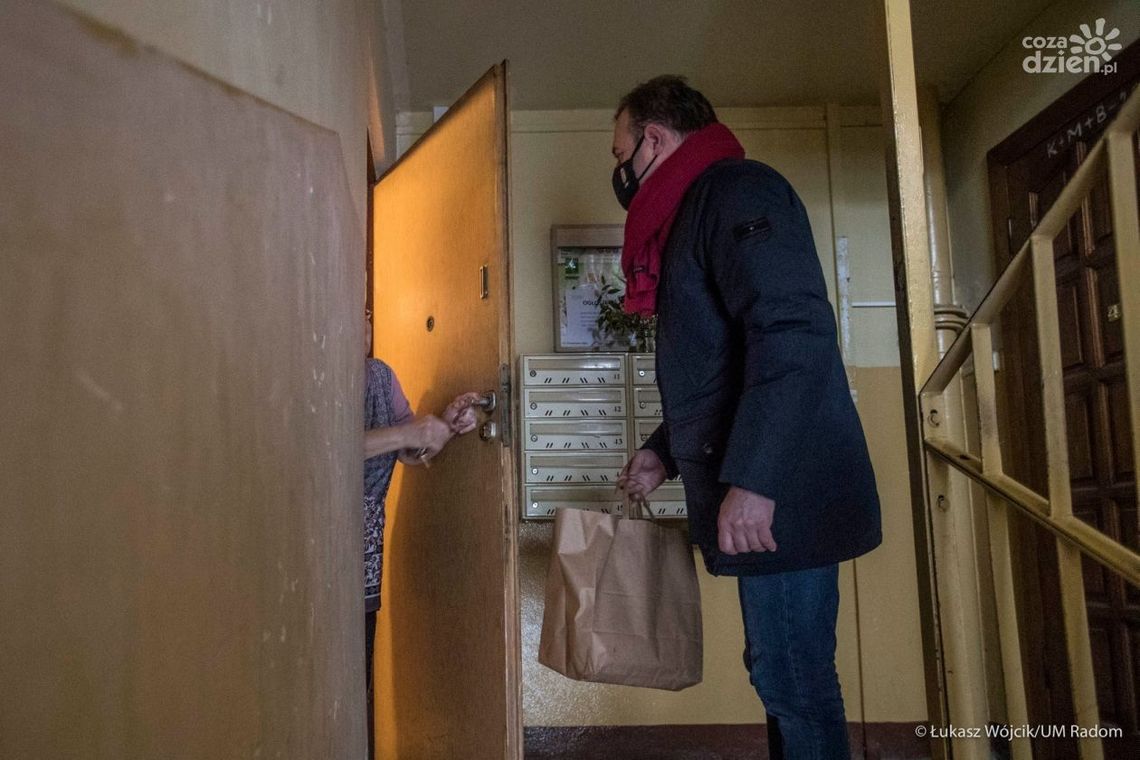 Samotni otrzymali paczki. Wśród wolontariuszy prezydent