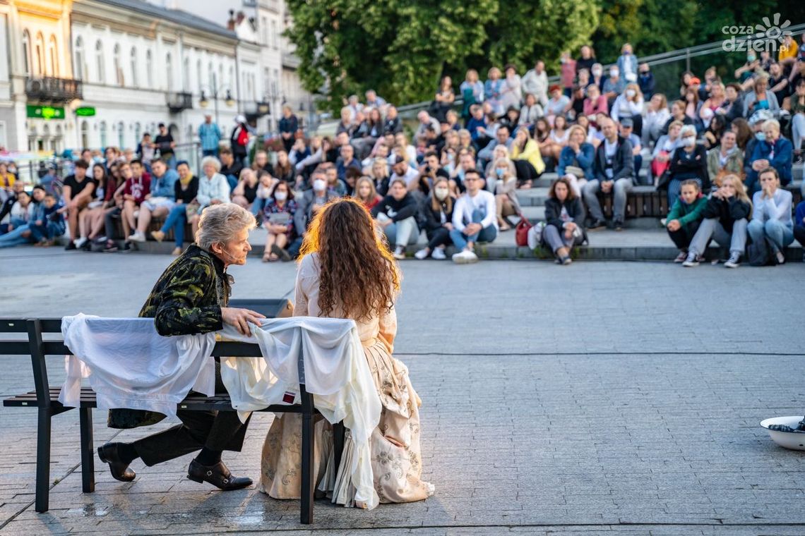 Sceny miłosne na radomskich fontannach