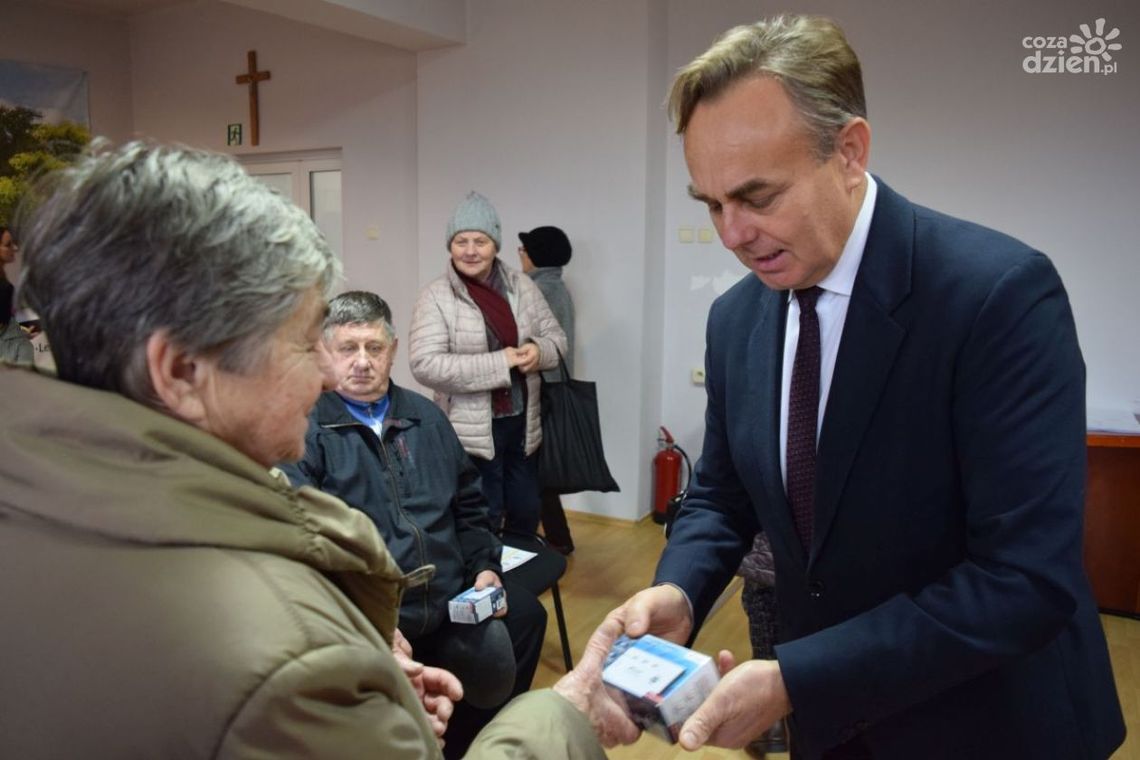 Seniorzy otrzymali czujniki czadu