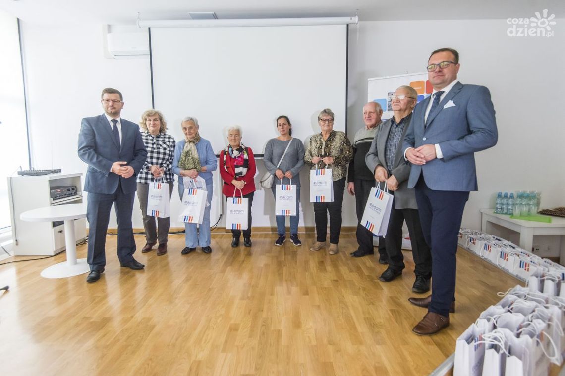 Seniorzy otrzymali opaski 