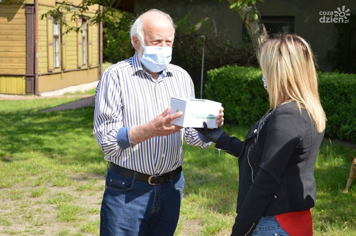 Seniorzy z Jedlni otrzymali indywidualne pakiety ochrony 