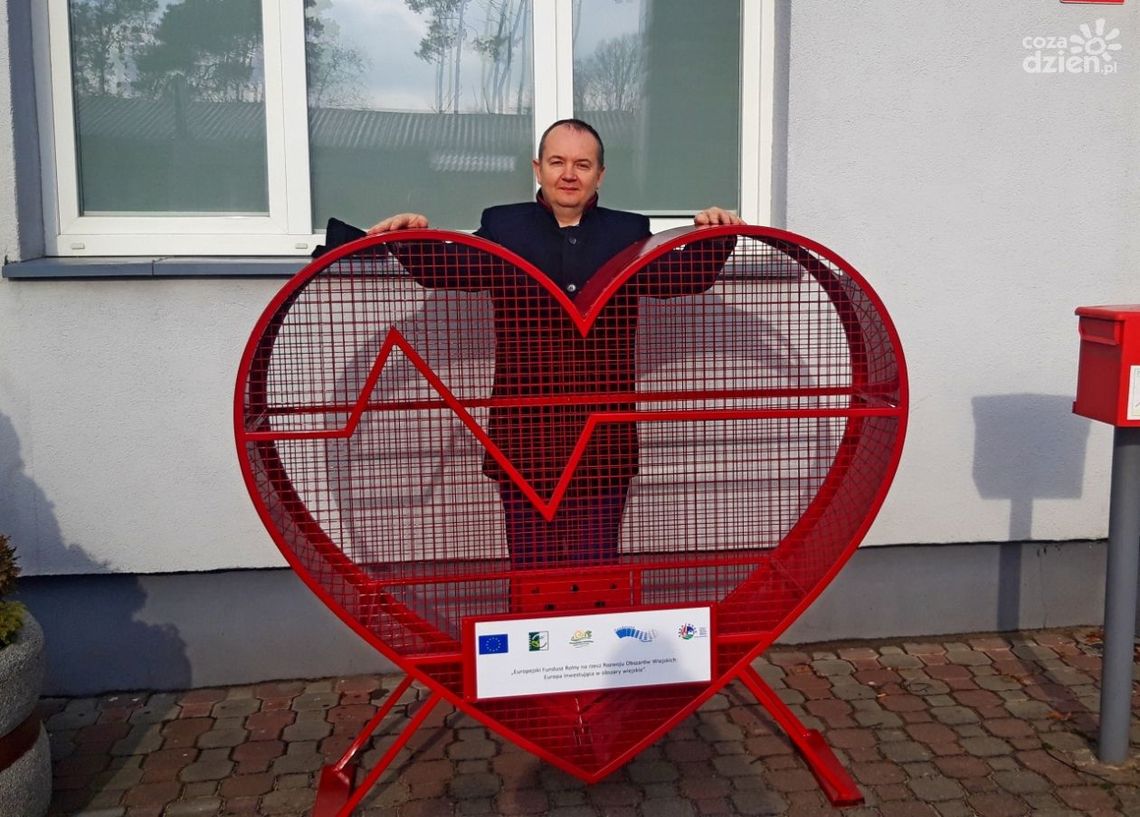 Serce na nakrętki przed Urzędem Gminy w Jastrzębi