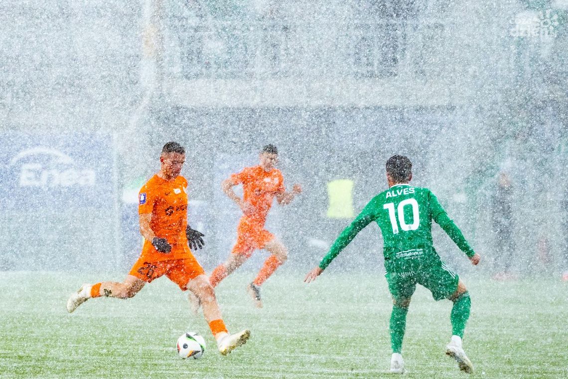 Seria przerwana. Radomiak przegrał z Zagłębiem. Atak zimy nad stadionem w Radomiu! Seria przerwana. Radomiak przegrał z Zagłębiem. Atak zimy nad stadionem w Radomiu!