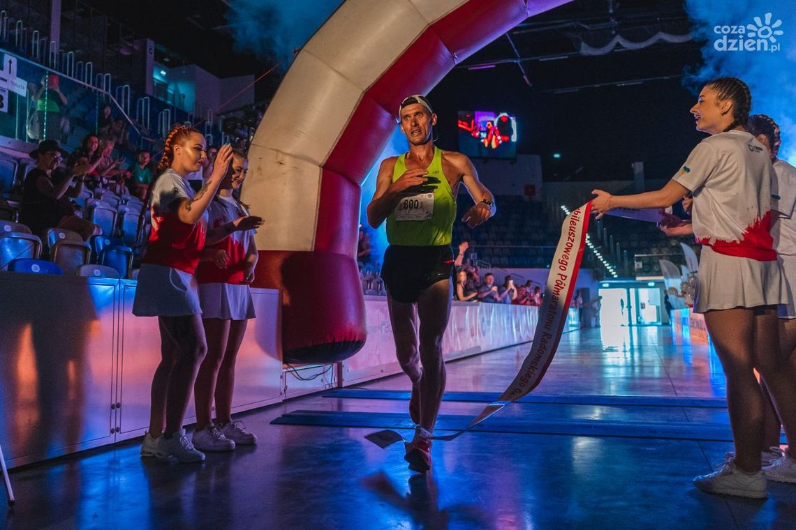 Setki biegaczy w jubileuszowym 10. Półmaratonie Radomskiego Czerwca '76. Zwyciężył Vladislav Pryamov